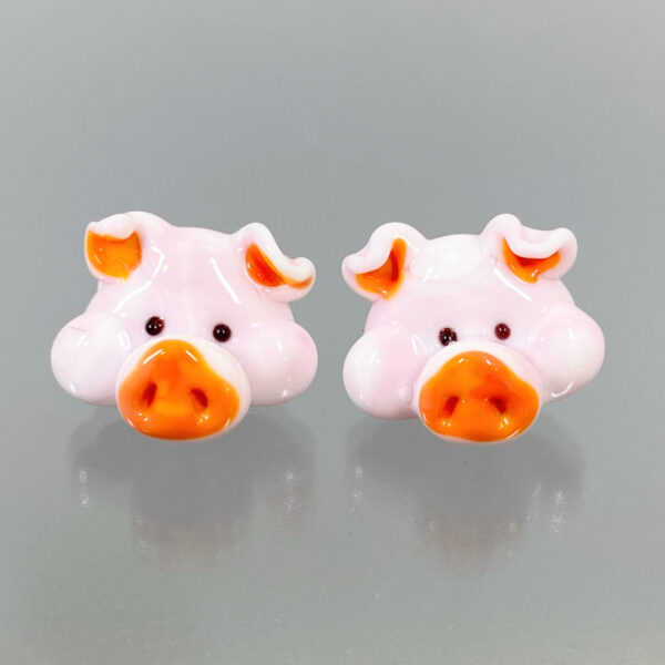 発色と高級感あふれる輝きが魅力のイタリアの伝統工芸ヴェネツィアンガラスで、可愛いブタさんをモチーフにしたピアスに仕上げたアクセサリーです。 この可愛いブタのアクセサリーは、色鮮やかで繊細なデザインが特徴で、どんな服装にも合わせやすくなっています。ブタをモチーフにしたこのピアスは幸運や幸せを象徴しており、身に着けることでポジティブな気持ちを引き出してくれるでしょう。 さらにいうと、この可愛らしいピアスは、他にない個性で周囲へアピールできます。大切な方へのギフトにもおすすめです。 ＜ヴェネチアングラスについて＞ イタリア・ヴェネツィアの工房で歴代の職人（マエストロ）が16世紀から代々伝承を続ける伝統のガラス加工技術を駆使し、丁寧に一つひとつ作る手作りのアクセサリーです。 ヴェネチアングラス特有の美しい輝きと色、その存在感には誰もが心を奪われます。 職人が丹念に一つずつ作るため、それぞれで少しずつ個性があり、個々で手作りの温かみが感じられので、好みの表情と出会えた特別感から、古くから人気を博しているアクセサリーです。一点物のアイテムですから、ご自身へのご褒美だけでなく、大切な方への贈り物としても大変おすすめです。 目にした人までもHappyな気分にしてくれるのが、このヴェネツィアングラスのアクセサリーです。 ※ガラス製品のため、取り扱いには十分な注意が必要です。 ＜商品詳細＞ サイズ ・トップ…約1.5×1.4cm（ベネチアンガラスのみ） 重さ…約2g 素材 ・本体…主にガラス（ベネチアンガラス） ・金具素材…合金 ※一点一点手作りのため、色柄や形が微妙に異なる場合があります。 商品コード：MFO-P-08P-04