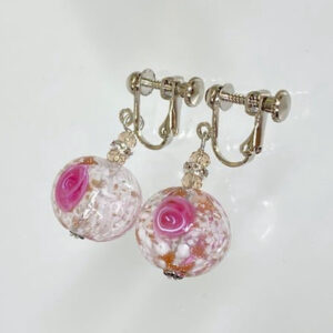 ベネチアンガラス イヤリング ピンクのお花（白）