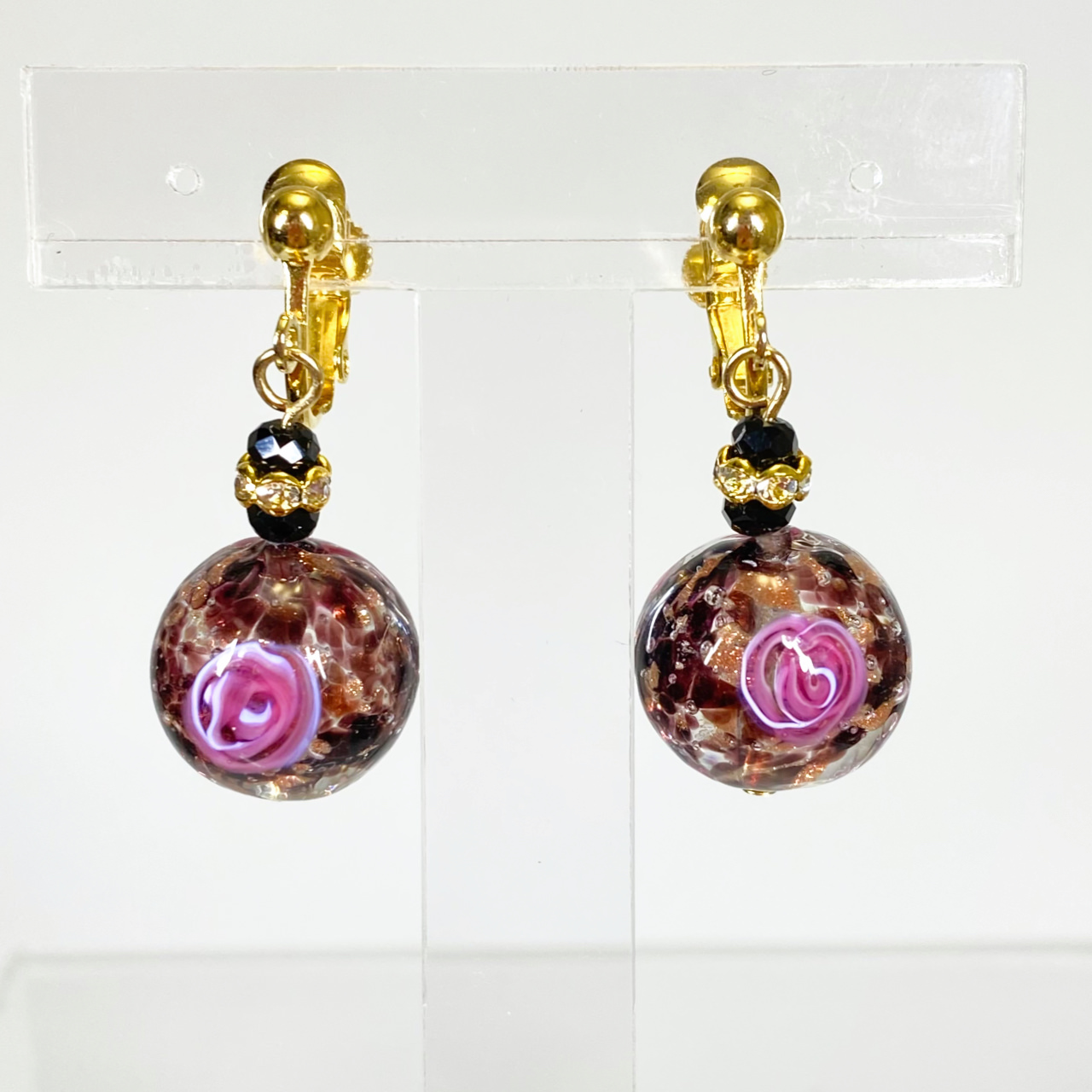 ベネチアンガラス イヤリング ピンクのお花 黒 - 画像 (2)