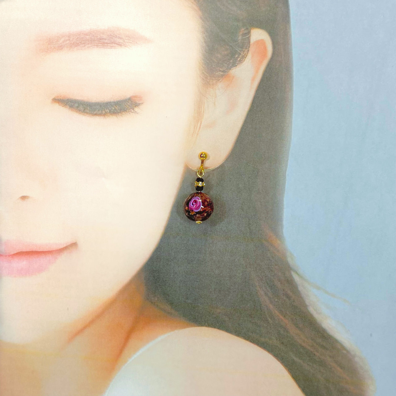 ベネチアンガラス イヤリング ピンクのお花 黒 - 画像 (4)