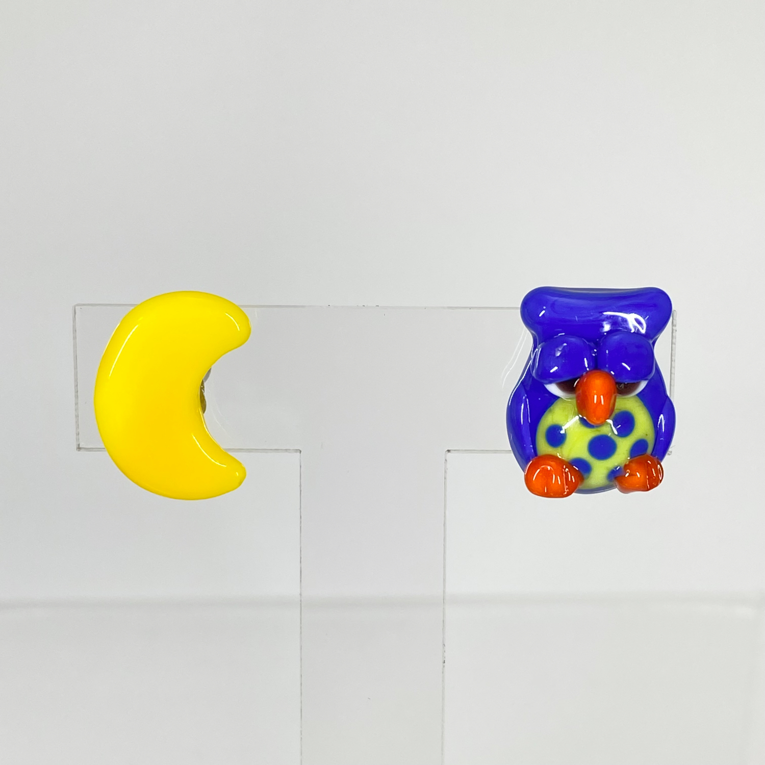 ベネチアンガラス ピアス(ポスト) お月様とご機嫌斜めなフクロウ 青 - 画像 (2)