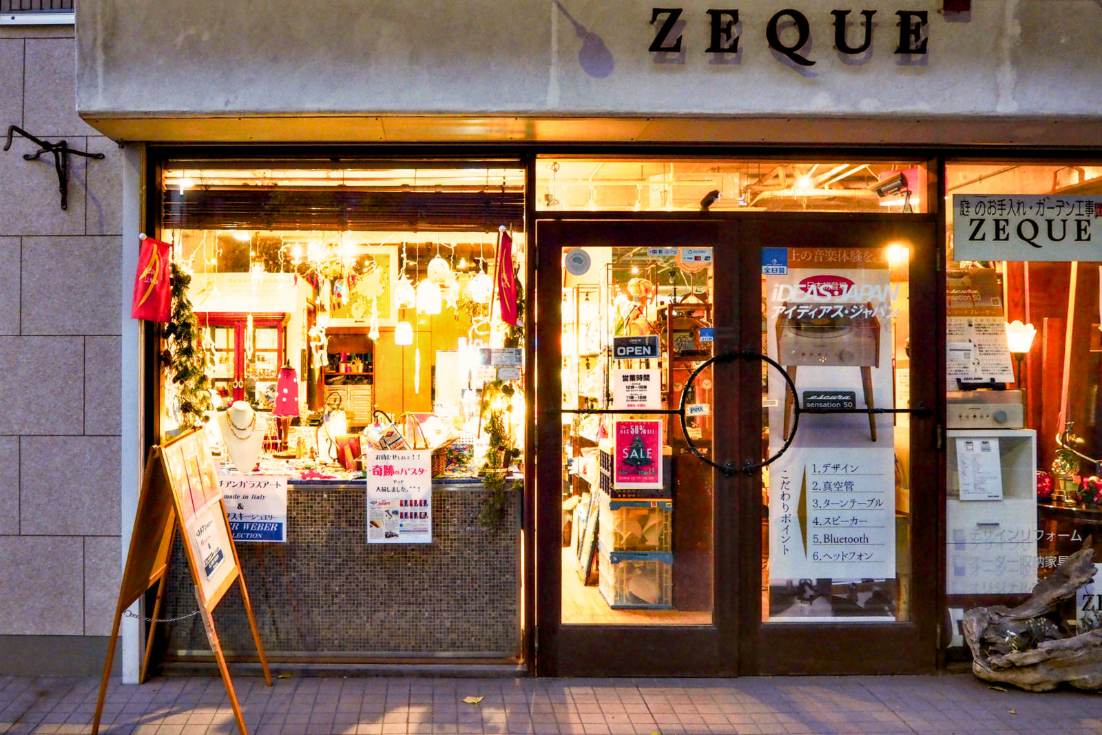 デッラルーナでは、イタリアの伝統的ガラス工芸品のベネチアンガラス・インテリア雑貨やSWAROVSKI社製の高品質なクリスタルガラスを仕様したファッションジュエリー、可愛さ・美しさは勿論、それぞれのライフスタイルや歴史・文化を表現したDollジュエリーなど、各種個性的かつ洗練された商品を取り揃えております。どうぞごゆるりとご覧ください。